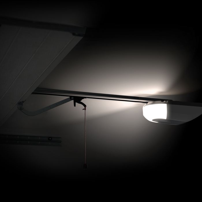 Avidsen Strömma Connect 114500 motoriduttore installato su porta sezionale garage