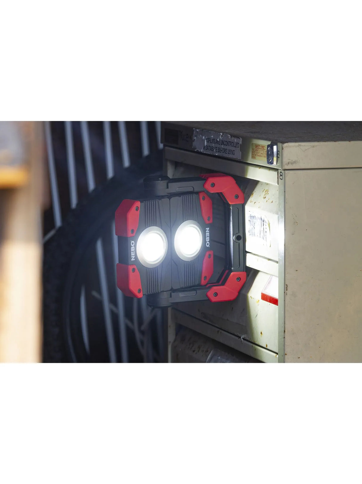 Faro da lavoro omnidirezionale OMNI2K 2000 Lumens con power Bank - NEBO