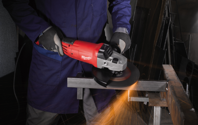 MILWAUKEE AG 22-230 D-SET DMS in uso su profilato metallico smerigliatura scintille