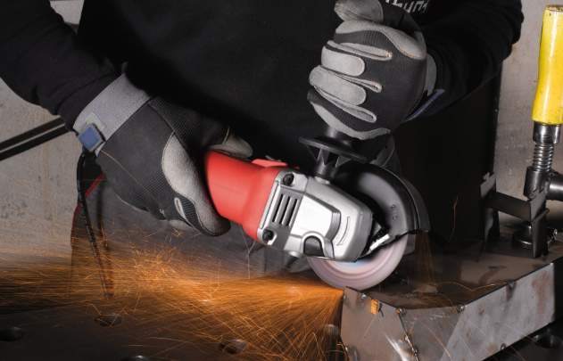MILWAUKEE AG 10-115 EK smerigliatrice durante la lavorazione del metallo