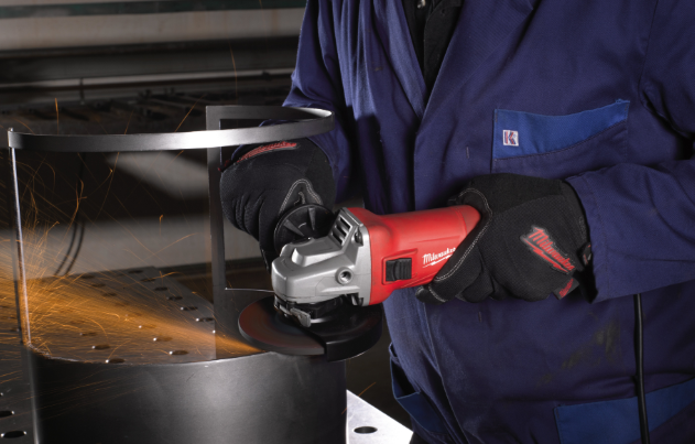 MILWAUKEE AG 10-115 EK smerigliatrice utilizzata in officina su struttura metallica