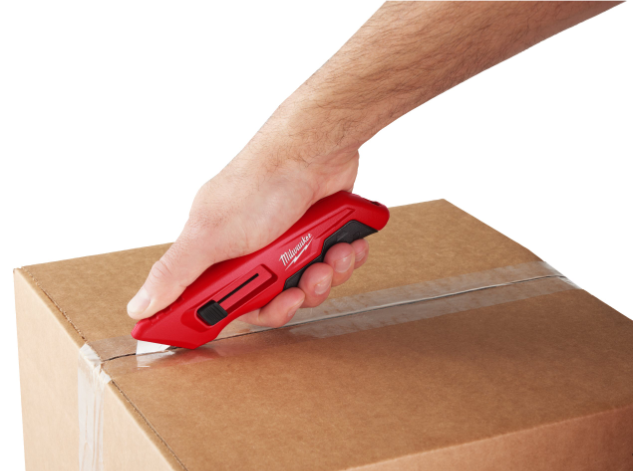 MILWAUKEE 4932492379 apertura di una scatola in cartone con coltellino scorrevole
