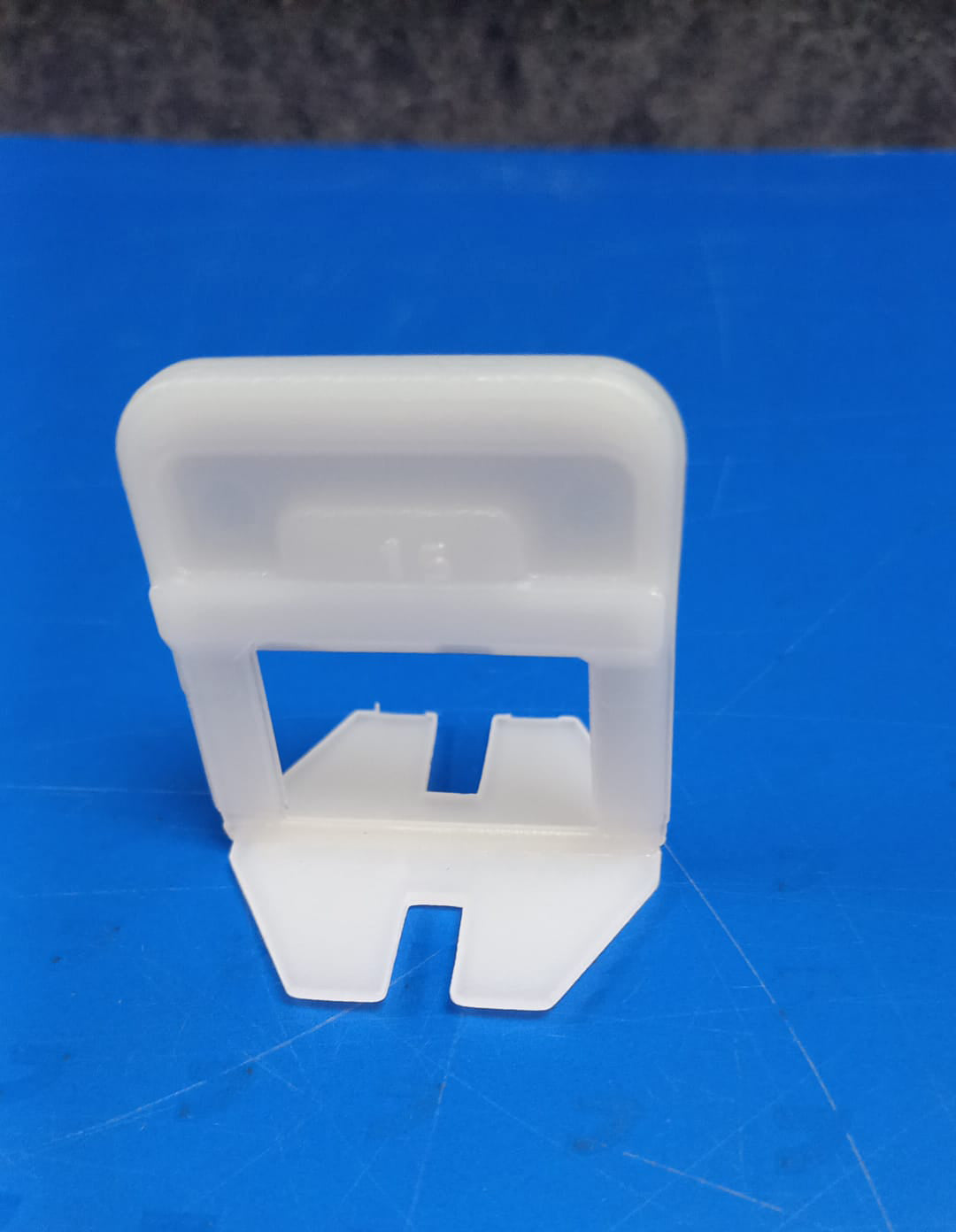 Self-leveling spacers for tiles in a bag of 200pcs - White