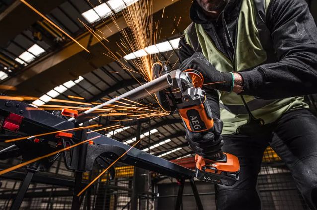 AEG Smerigliatrice Angolare Brushless 18V, 2x5.0Ah - BEWS 18-115BLPX2-502TB