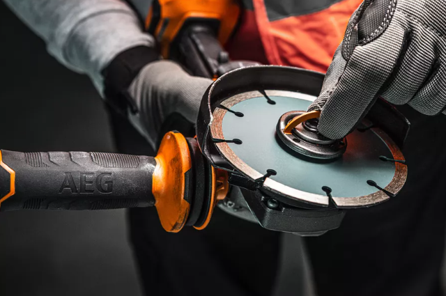 AEG Smerigliatrice Angolare Brushless 18V, 2x5.0Ah - BEWS 18-115BLPX2-502TB