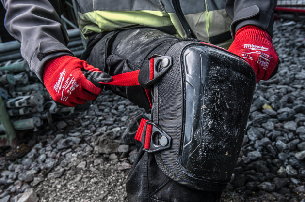 MILWAUKEE 4932478137 ginocchiera rigida indossata durante il lavoro su terreno con detriti