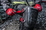 MILWAUKEE 4932478137 ginocchiera rigida indossata durante il lavoro su terreno con detriti