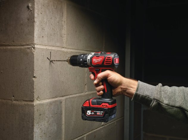 MILWAUKEE M18 BPD foratura su muratura con batteria illustrativa
