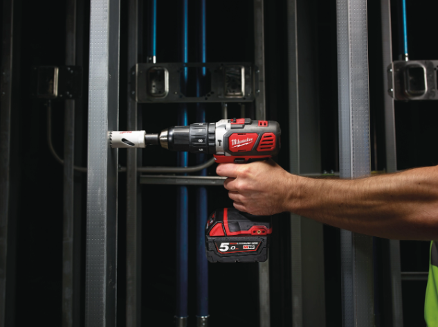 MILWAUKEE M18 BPD foratura durante lavori di installazione