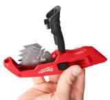 MILWAUKEE 4932492379 coltellino scorrevole durante il taglio di materiale in foglio