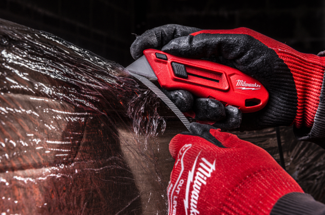 MILWAUKEE 4932492379 cutter compatto durante il taglio del cartone