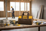 Borsa INGCO su cantiere edile con utensili
