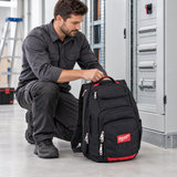 Elettricista con zaino portautensili Milwaukee