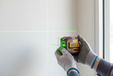 Livella laser INGCO tenuta in mano con linee verdi visibili