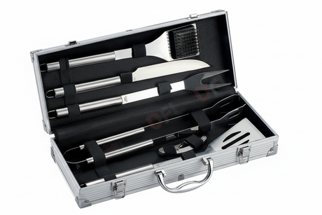 Set utensili BBQ valigetta alluminio aperta vista frontale sfondo bianco