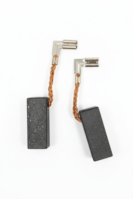 Spazzole carbone motore elettrico coppia diagonale terminali L sfondo bianco